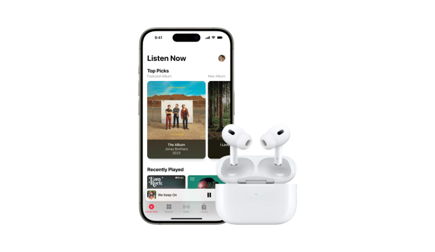 Avant du iPhone 15 montrant l’appli Apple Music près d’une paire d’écouteurs AirPods Pro (2e génération).
