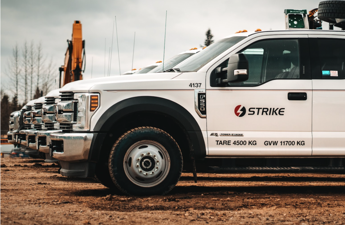 Une camionnette du Strike Group, une entreprise de construction de Calgary, sur un site de terrain.