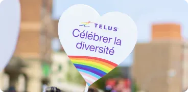 Un panneau TELUS célébrant la diversité lors d'un défilé de la fierté