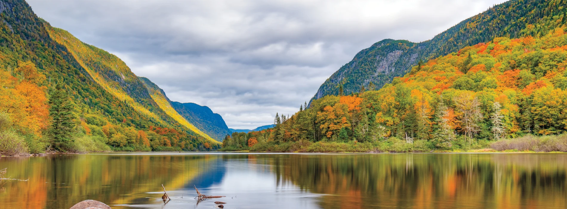 Paysage d’une rivière et de montagnes. 