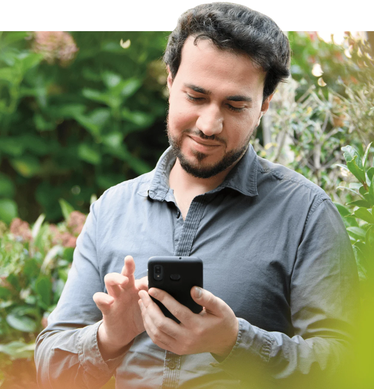 Homme accédant à Internet sur son téléphone