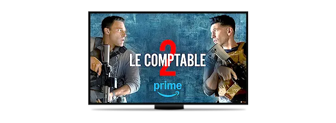 Un écran de télévision montre une affiche de Le Comptable 2 sur Amazon Prime.