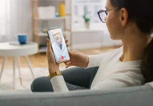 Femme en appel vidéo avec un médecin sur un appareil mobile