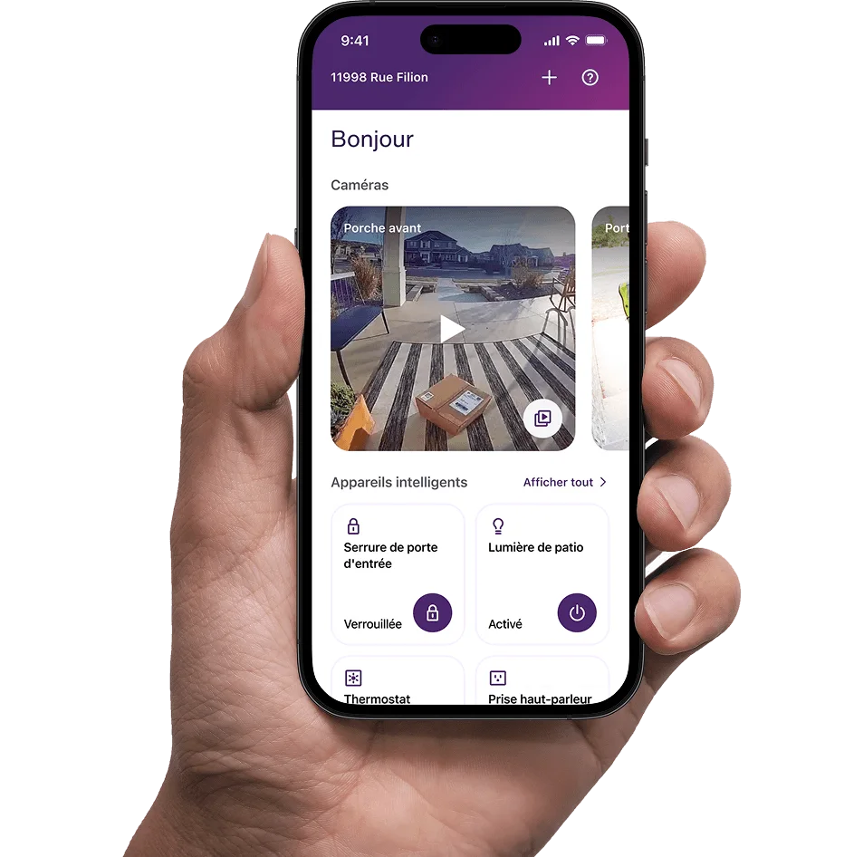 Une main qui tient un téléphone montre une capture d'écran de l'application Maison connectée+