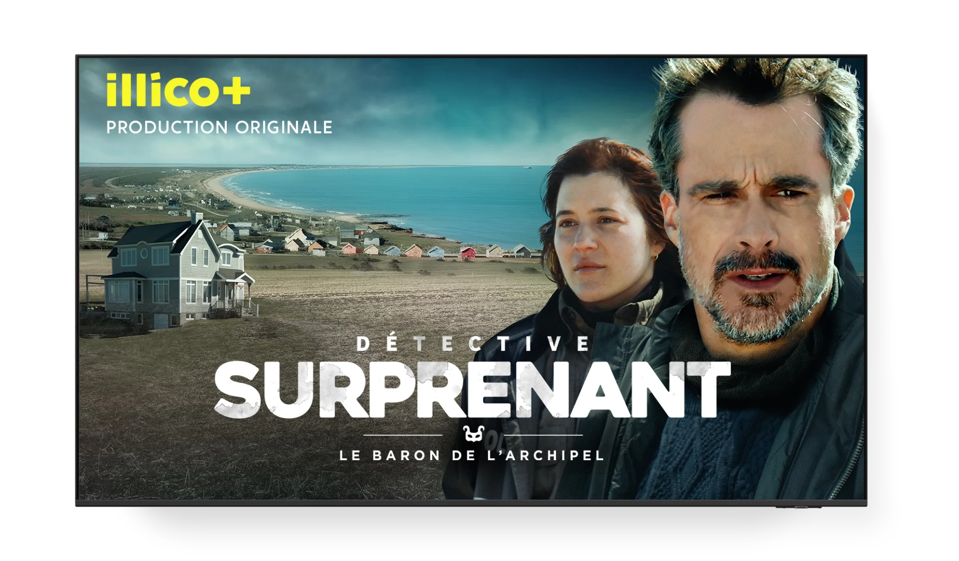 Un écran de télévision montre l'affiche de Détective Surprenant sur illico+.