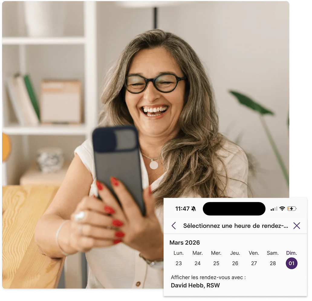 Une femme souriant lors d'un rendez-vous vidéo dans l'application Mes Soins TELUS Santé sur son téléphone.