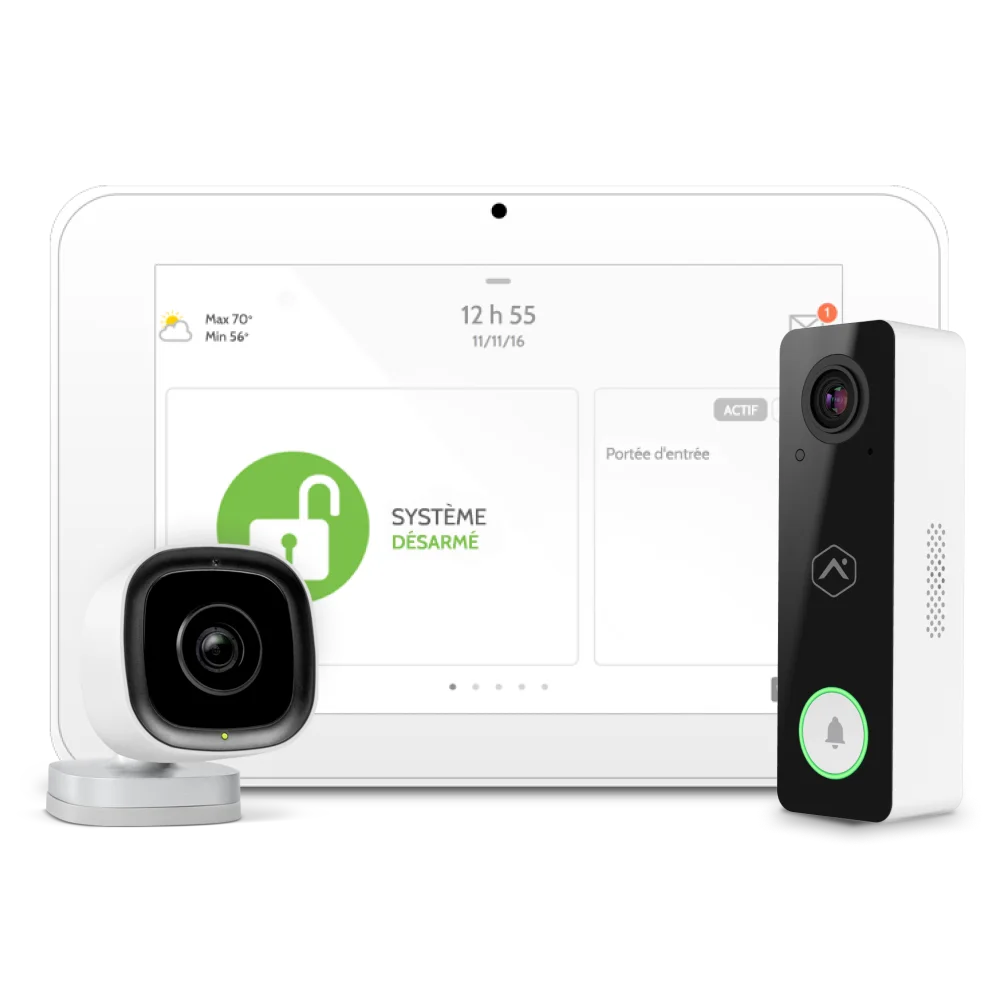 Un panneau de contrôle Maison connectée+ et deux caméras de sécurité.