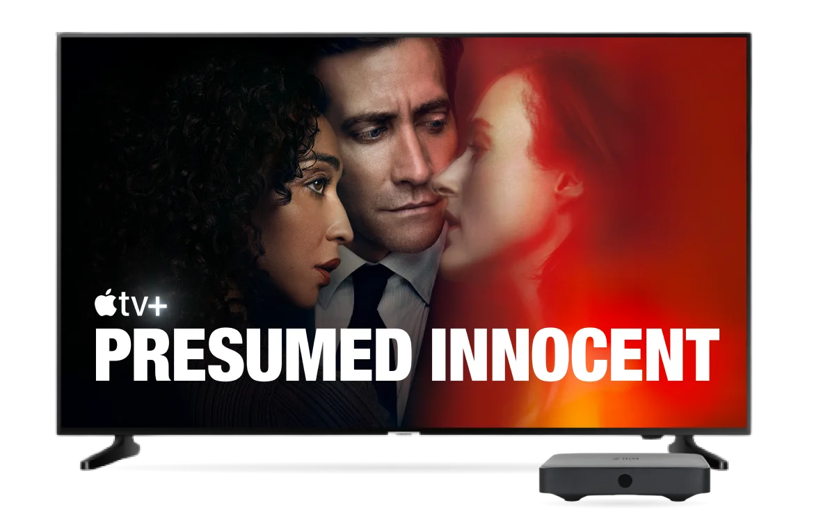 Une image montrant une émission Apple TV+ « Présumé innocent » sur l'écran du téléviseur et un boîtier TV ci-dessous.