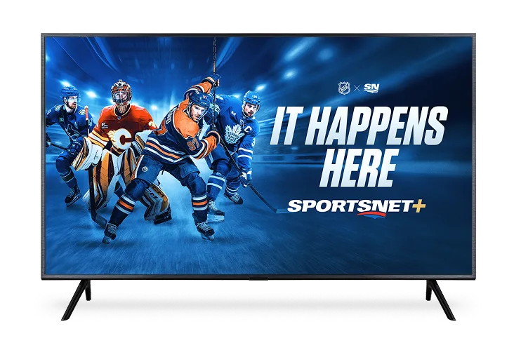 Une télévision montre des joueurs de hockey en action, avec la marque Sportsnet+ et le texte « CELA SE PASSE ICI ».