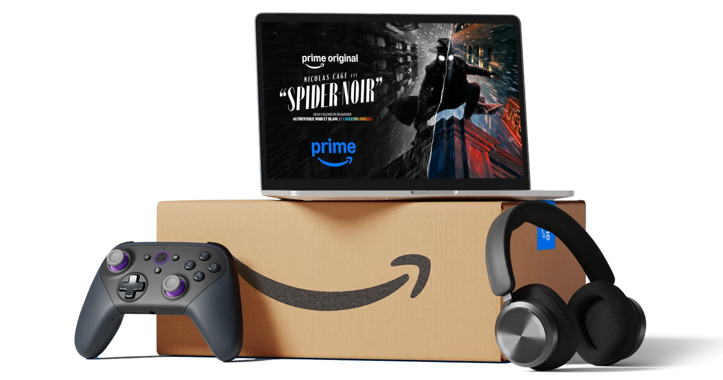 Des boîtes d'expédition Amazon Prime, des écouteurs et un écran vidéo sont présentés