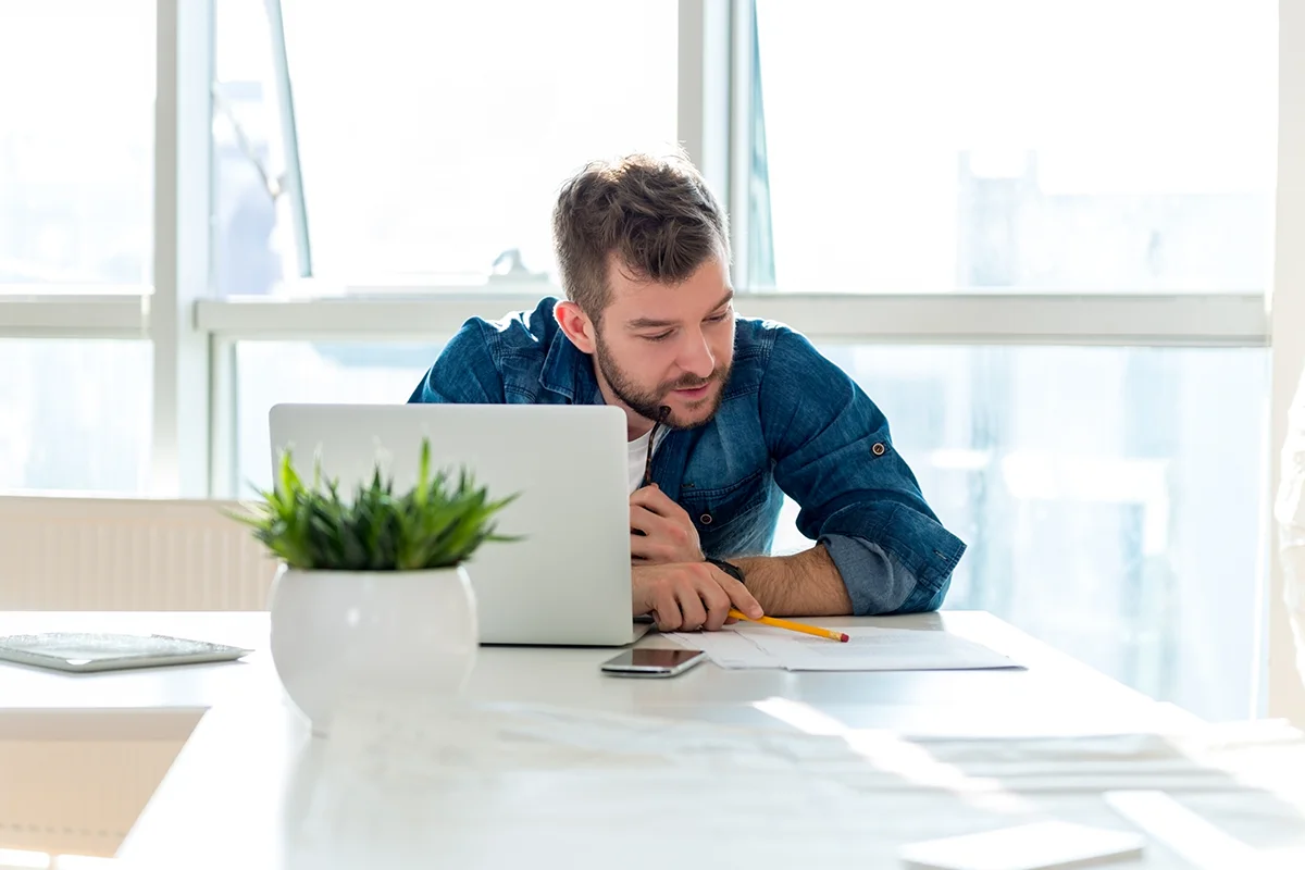 Un professionnel de l'entreprise examine les détails nécessaires à la préparation de la fin de l'année.