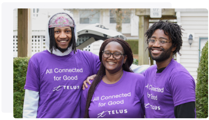 Un trio de membres de l’équipe TELUS qui font du bénévolat