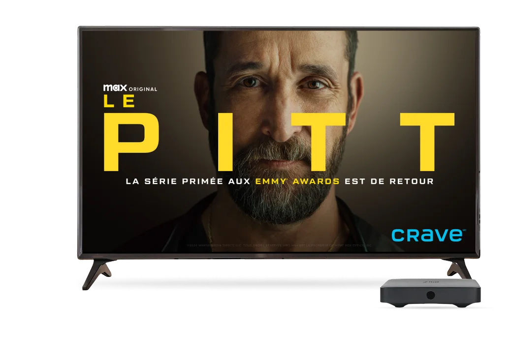 Un téléviseur grand écran diffusant l'émission à succès de Crave « The Pitt » avec un décodeur numérique Optik TV devant.