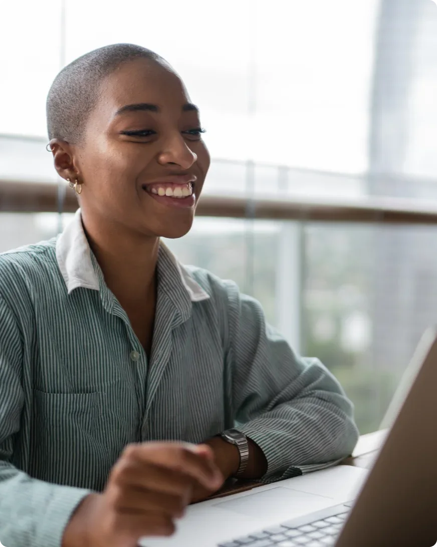 A TELUS customer enjoys reliable, glitch free video conferencing on her laptop thanks to PureFibre Internet.