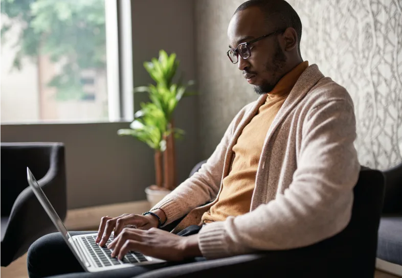 Personne travaillant sur sa tablette depuis son domicile.