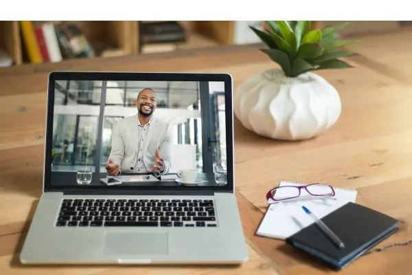 Un ordinateur portable ouvert avec un appel en vidéoconférence avec un expert d’ensemble TELUS sur l'écran.