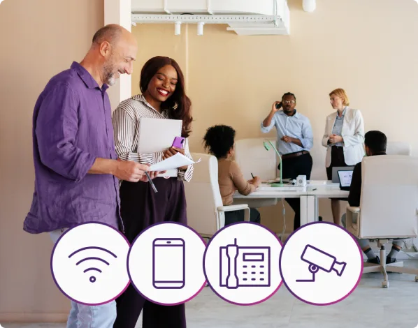 Propriétaire d’entreprise au portable; icônes violettes pour Wi-Fi, mobilité, téléphonie et sécurité, offres groupées.