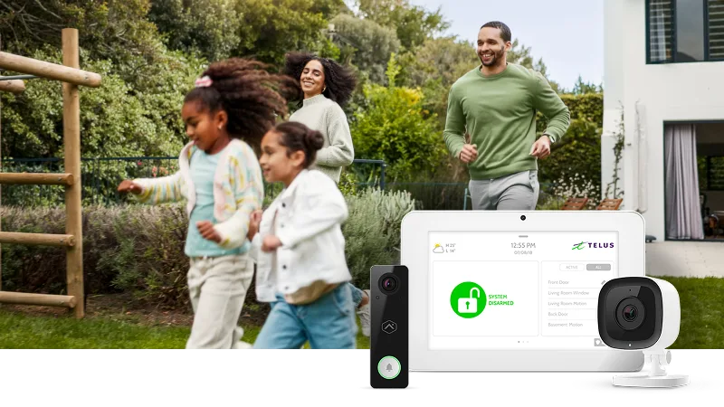 Une image d’une famille qui joue dans la cour arrière. Quelques appareils de la maison intelligente sont également présentés dans le coin inférieur droit de l’image.