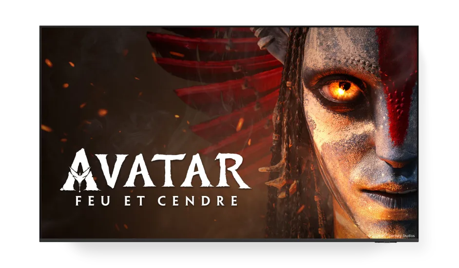 Un écran de télévision montre l'affiche d'Avatar : Feu et Cendre.