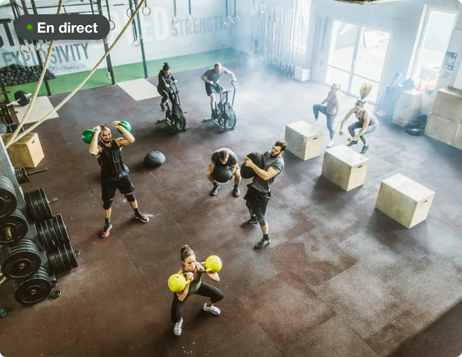 Vue aérienne d’un gym où des gens s’entraînent; indicateur « En direct » à l’écran.