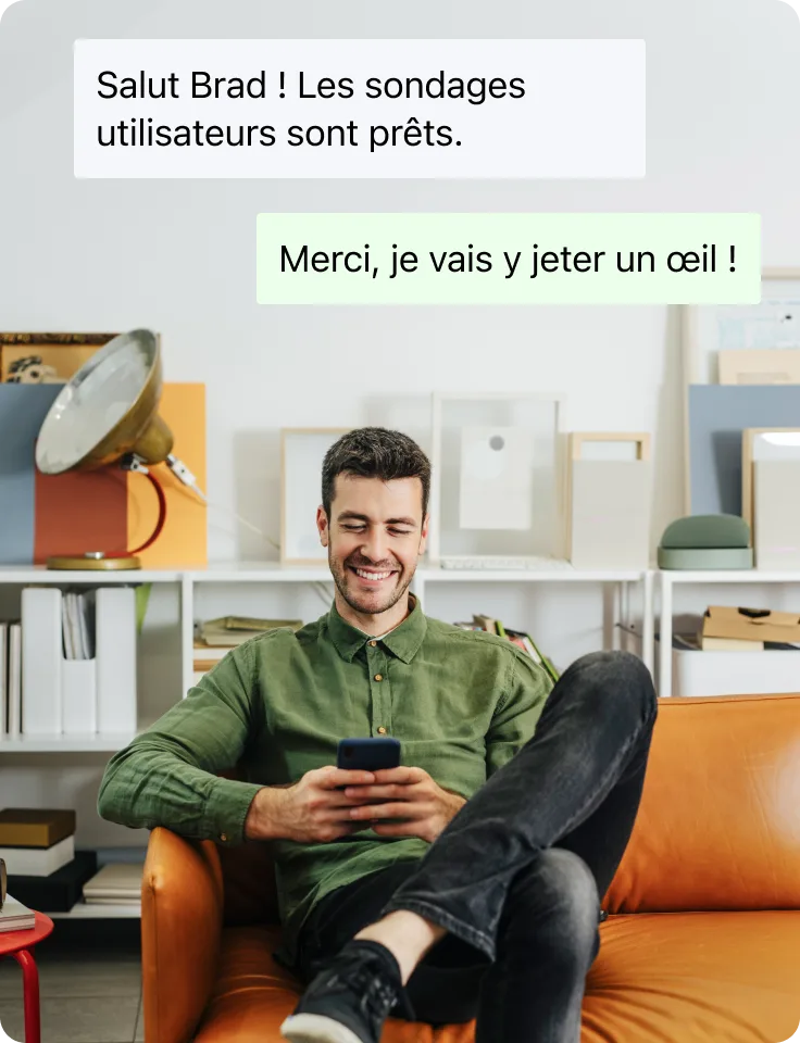 Homme envoyant un message texte professionnel depuis l’application TELUS Business Connect sur son appareil mobile.