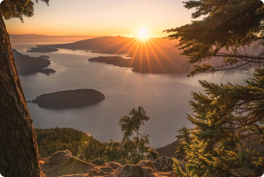 Photo paysage de Howe Sound et des montagnes environnantes au coucher de soleil.