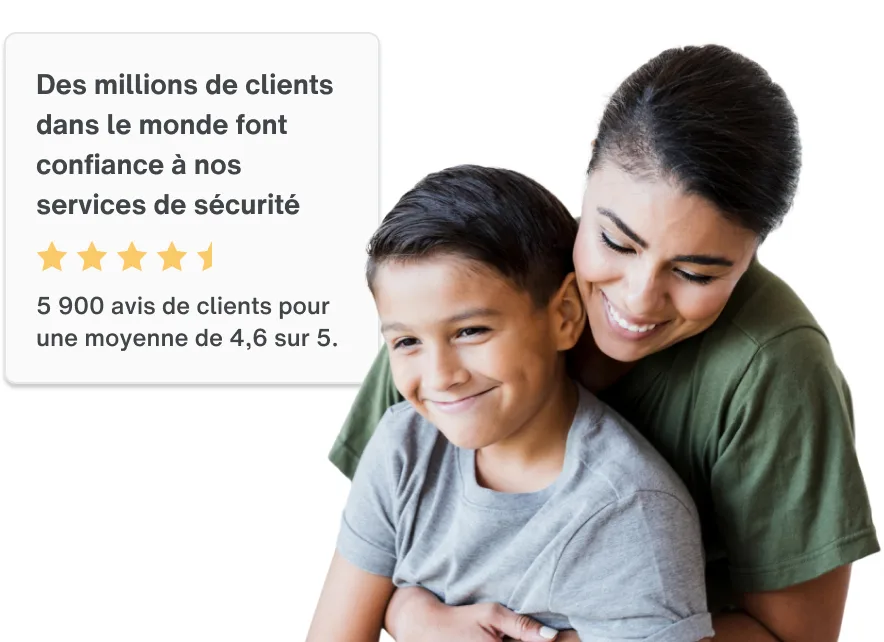 Une femme sourit en utilisant son téléphone. À côté d’elle, on peut lire « Des millions de clients dans le monde entier font confiance à TELUS. 4,6 étoiles sur 5 sur la base de 5 900 avis d’utilisateurs.