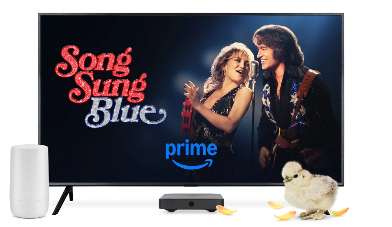 Une télévision, un modem TELUS, une tablette et des colis Amazon. L'écran de la télévision montre l'affiche de Song Sung Blue.
