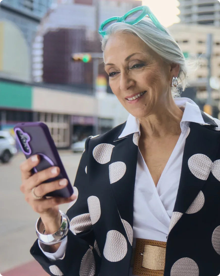 A TELUS customer enjoys our reliable network, as she connects with loved ones on the go.