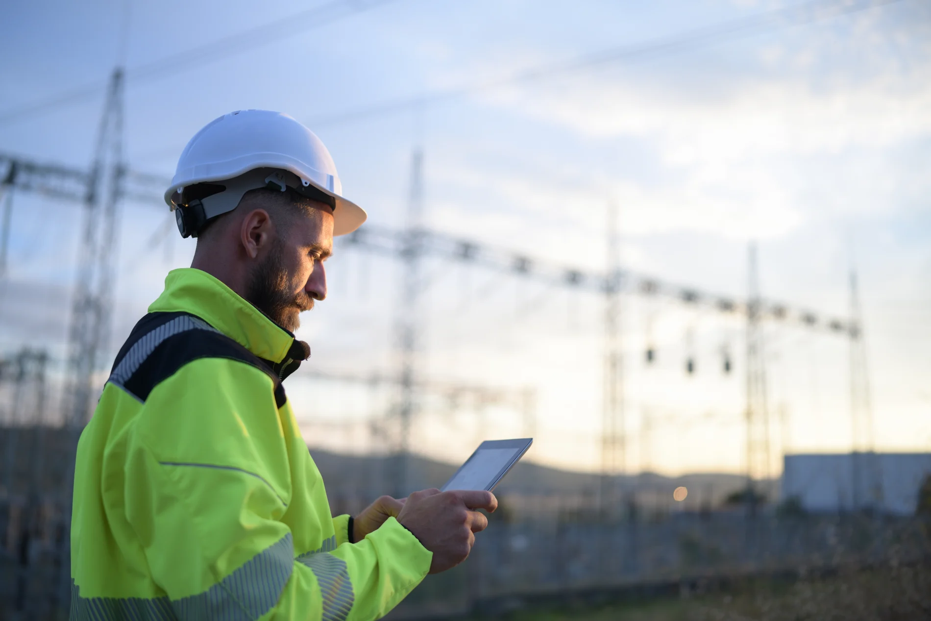 A worker in a hydro field, using an Iot Connected device.