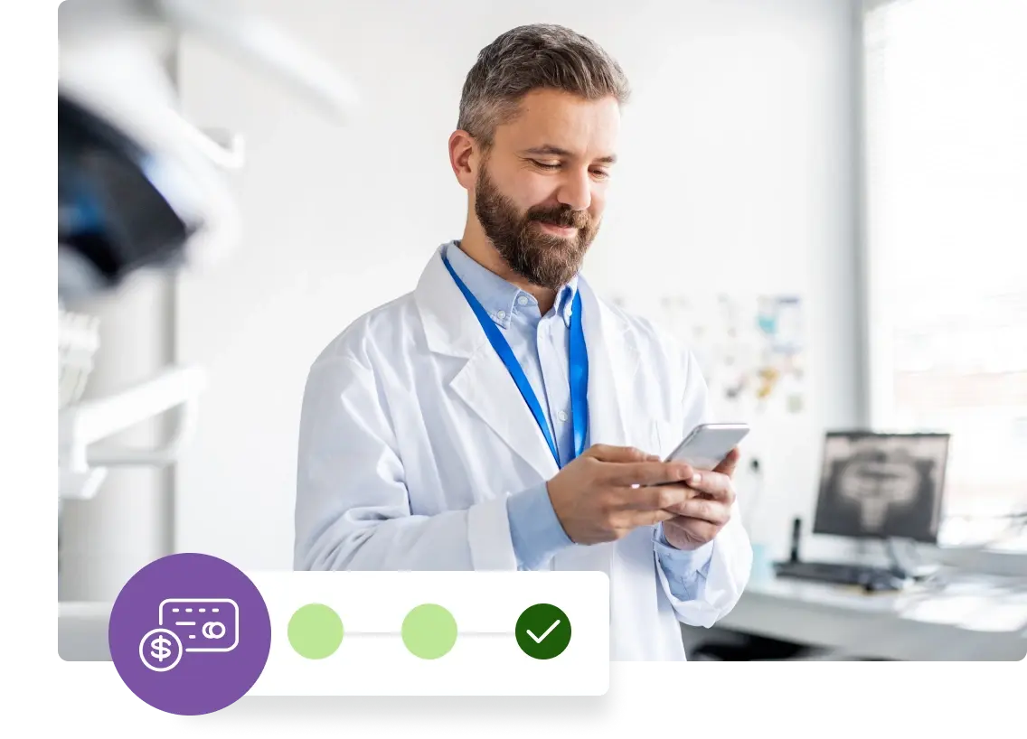 un professionnel de la santé complémentaire utilise son téléphone portable pour soumettre une réclamation d'assurance au nom de son client