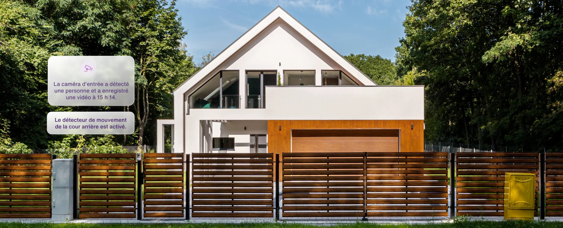 Vue externe d’une maison depuis l’autre côté depuis l'autre côté du portail