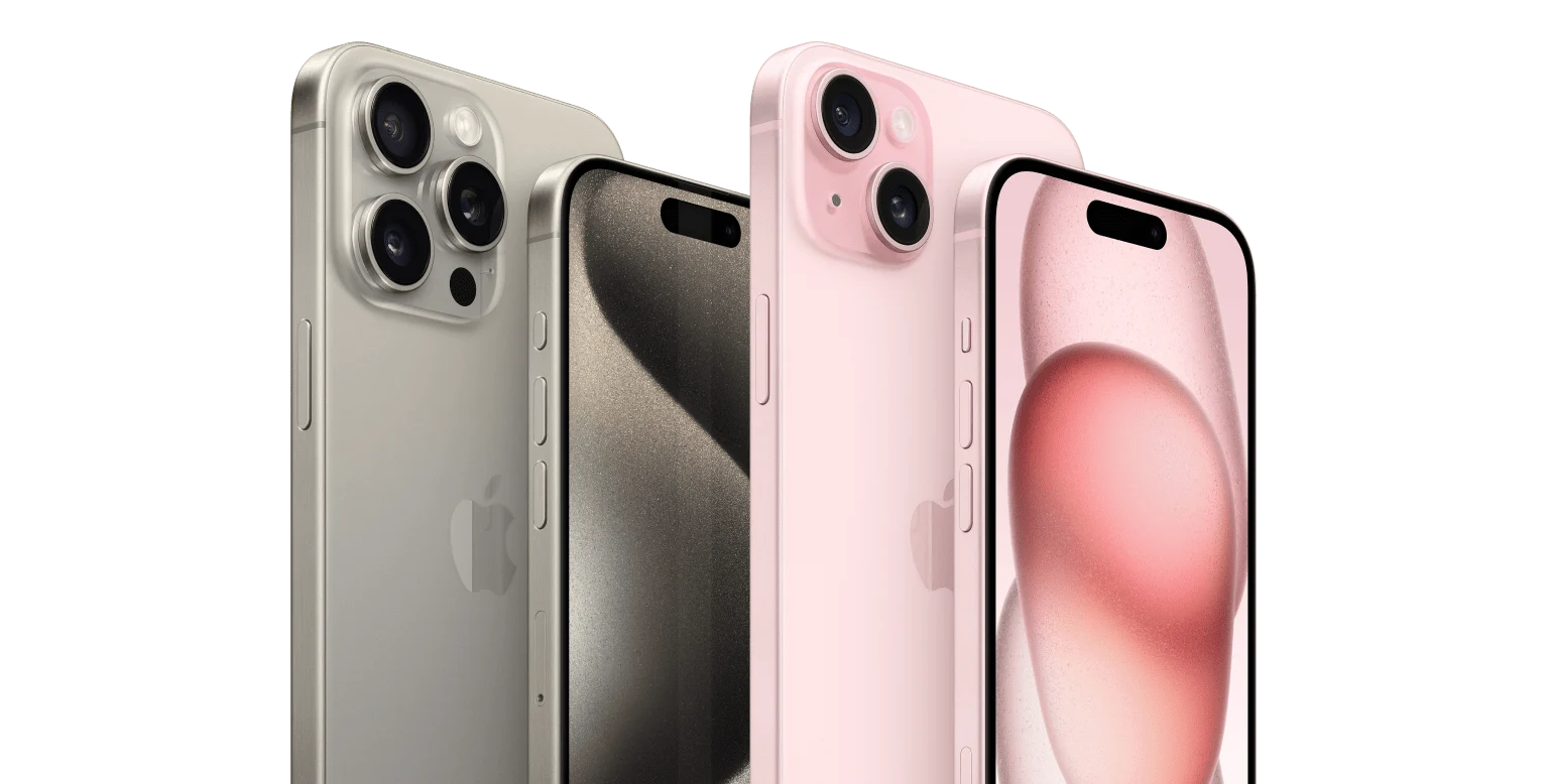 Quatre téléphones intelligents iPhone 15 de tailles et de couleurs variées, placés à la verticale, avec vue des objectifs de caméra et des écrans.