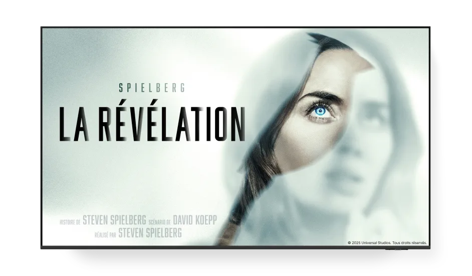 Affiche du film « LA RÉVÉLATION » de Spielberg, avec le visage d'une femme avec un œil bleu lumineux.