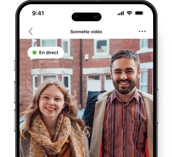 Application TELUS MC+ affichant en direct l’image d’invités à la porte, captée par une sonnette vidéo TELUS.