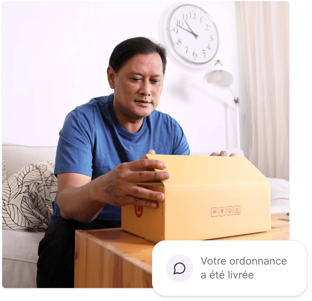 Homme ouvrant un colis livré provenant de son plan de traitement