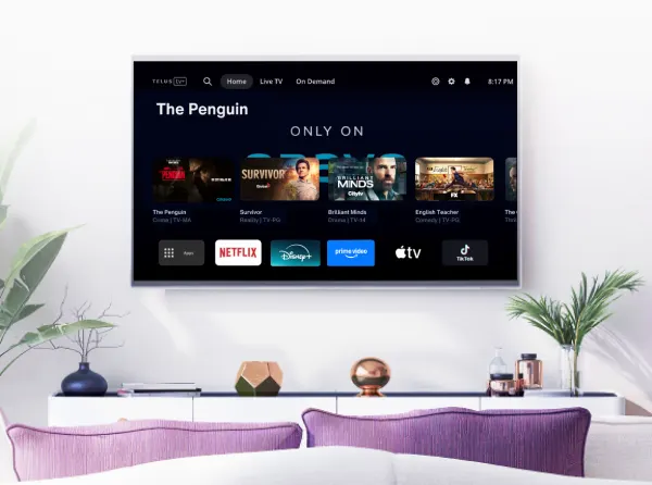 Un grand téléviseur accroché au mur affiche l’interface Télé OPTIK