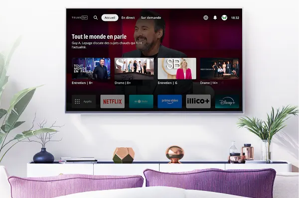 Un grand téléviseur accroché au mur affiche l’interface Télé OPTIK