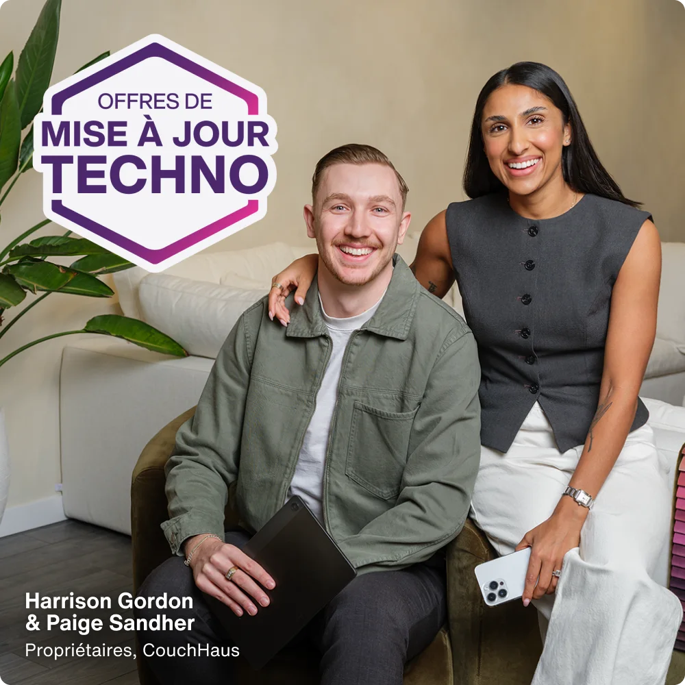 Propriétaires d’entreprise, Harrison Gordon et Paige Sandher de CouchHaus, souriants avec un portable et un téléphone; pastille « Offres de mise à jour techno ».