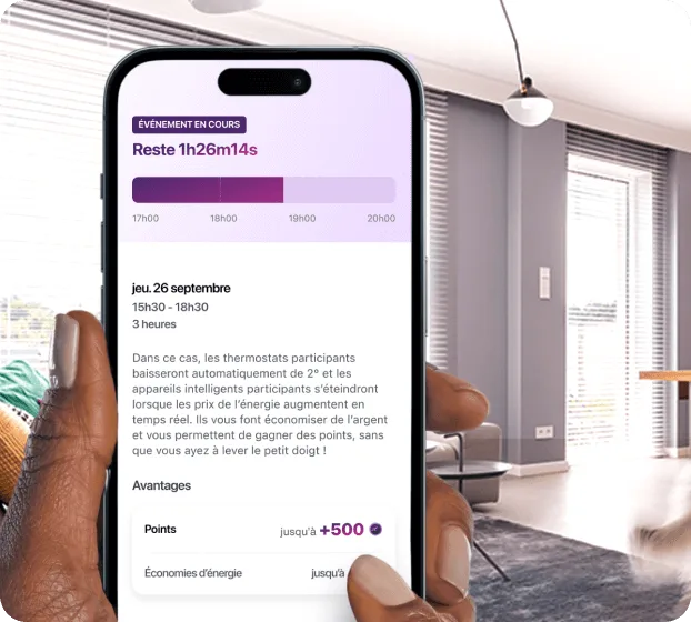 Une main tient un téléphone intelligent qui montre l’application de récompenses d’énergie avec un salon moderne en arrière-plan