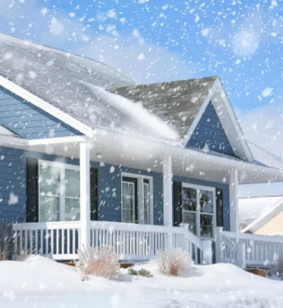 Une maison couverte de neige en hiver. 