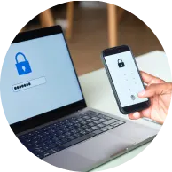 Un ordinateur portable et un téléphone intelligent protégés par mot de passe.