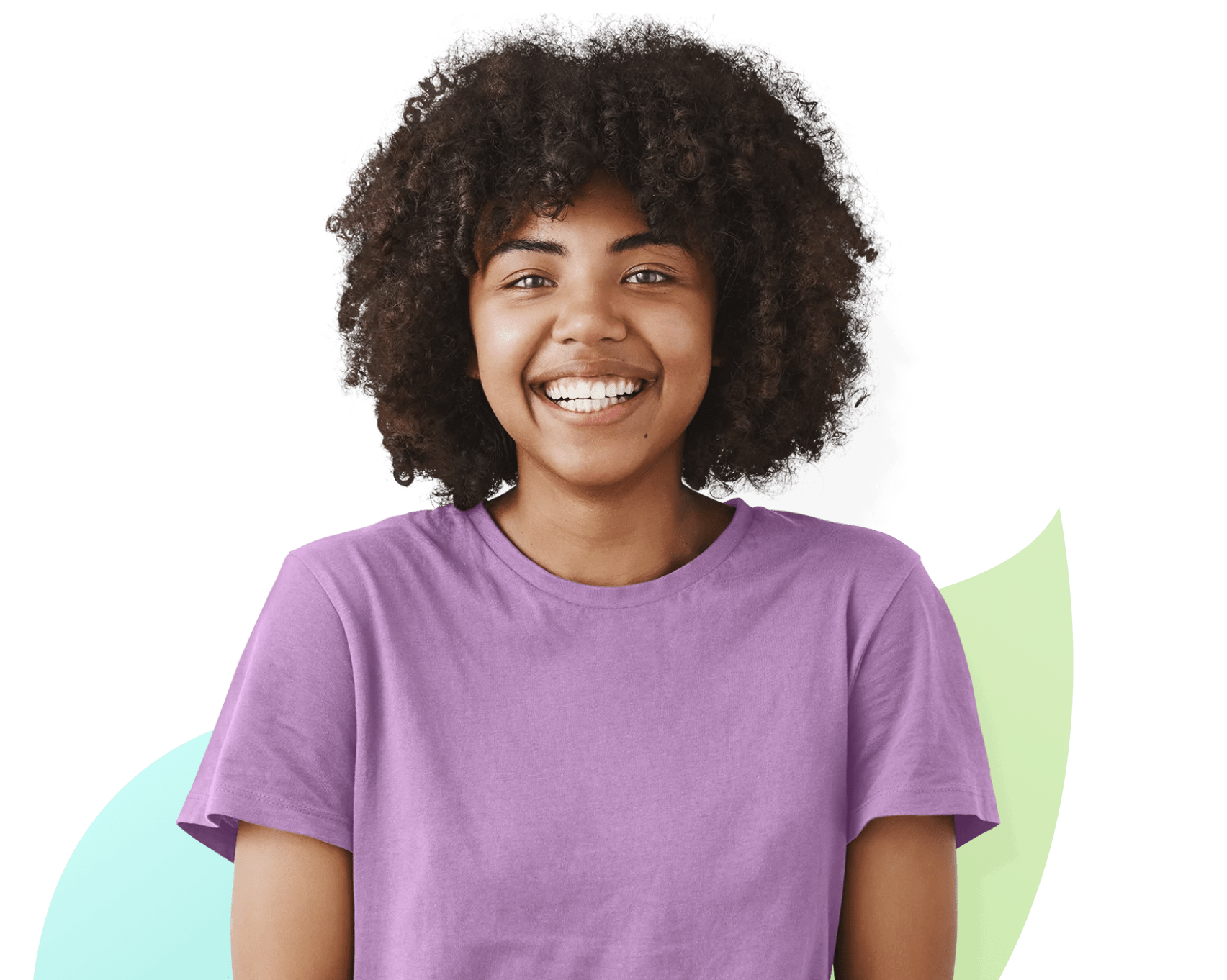 Une jeune fille souriante vêtue d’un t-shirt violet regarde droit devant elle.