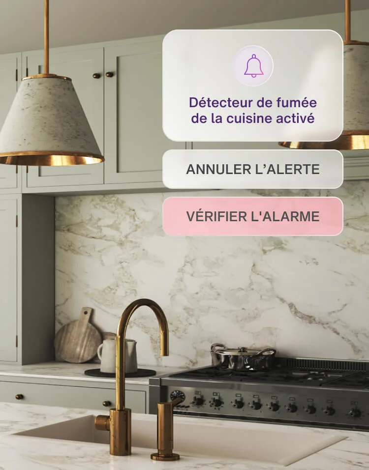 Un écran divisé qui montre une femme dormant dans un lit avec une alerte d’application et une cuisine avec une alerte d’application