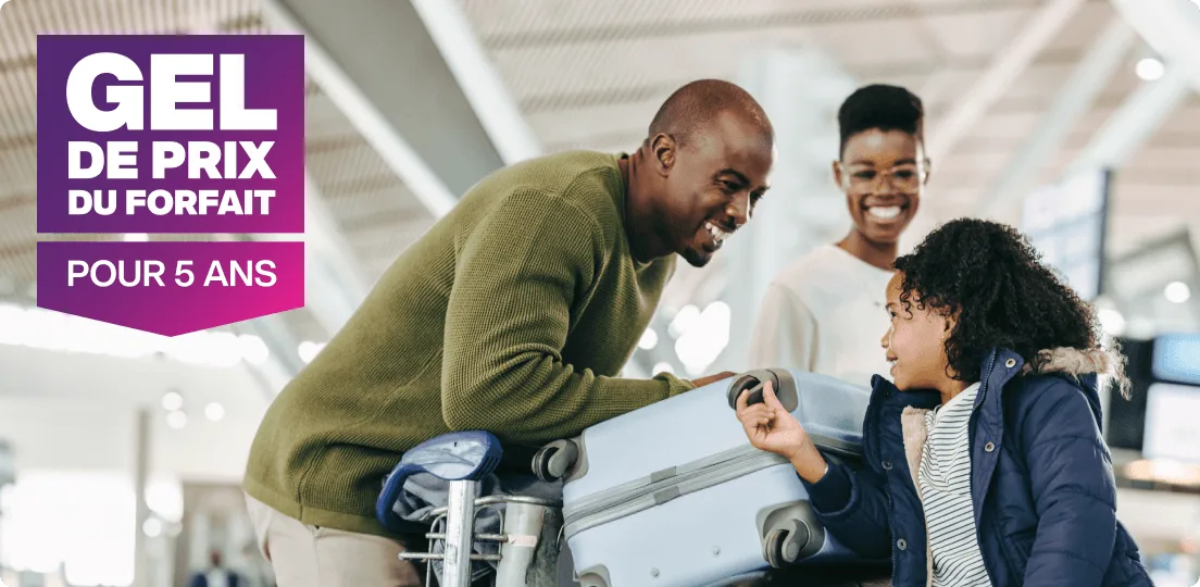 Une famille souriante et riant ensemble à l'aéroport tout en manipulant ses bagages avec une bannière violette lisant « Blocage du prix du forfait de 5 ans » positionnée à gauche.