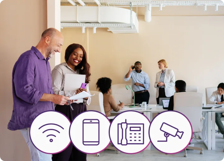 Équipe d’affaires collaborant dans un bureau; icônes Wi-Fi, téléphone intelligent, téléphone de bureau et caméra de sécurité. 