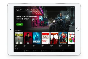 Une tablette montre que vous avez accès à un large éventail de films et de séries à succès grâce à l'application TELUS TV+.