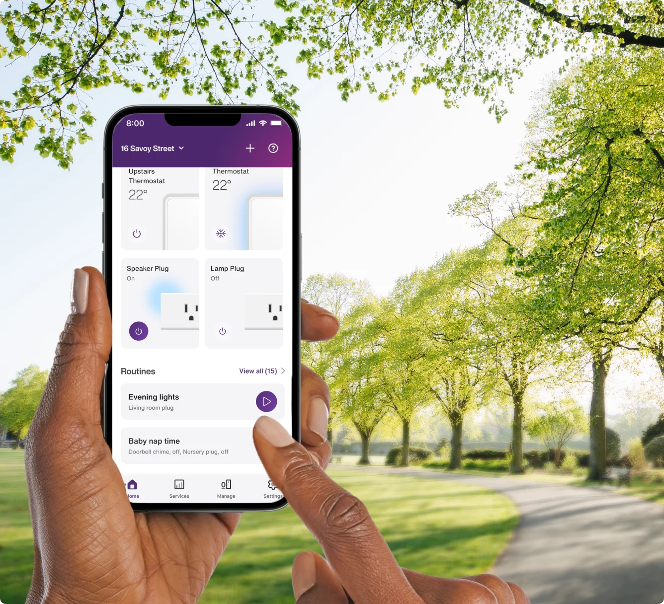 Personne marchant dans un parc avec à la main un appareil sur lequel s’affichent les fonctionnalités de contrôle des thermostats, des prises intelligentes et des horaires de l’application TELUS MC+. 