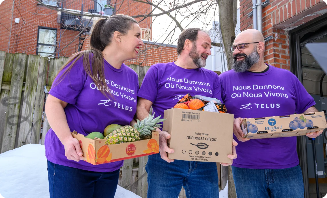 Les membres de l'équipe TELUS préparent des paniers alimentaires lors des Journées du bénévolat de TELUS, notre mouvement mondial de bénévolat.