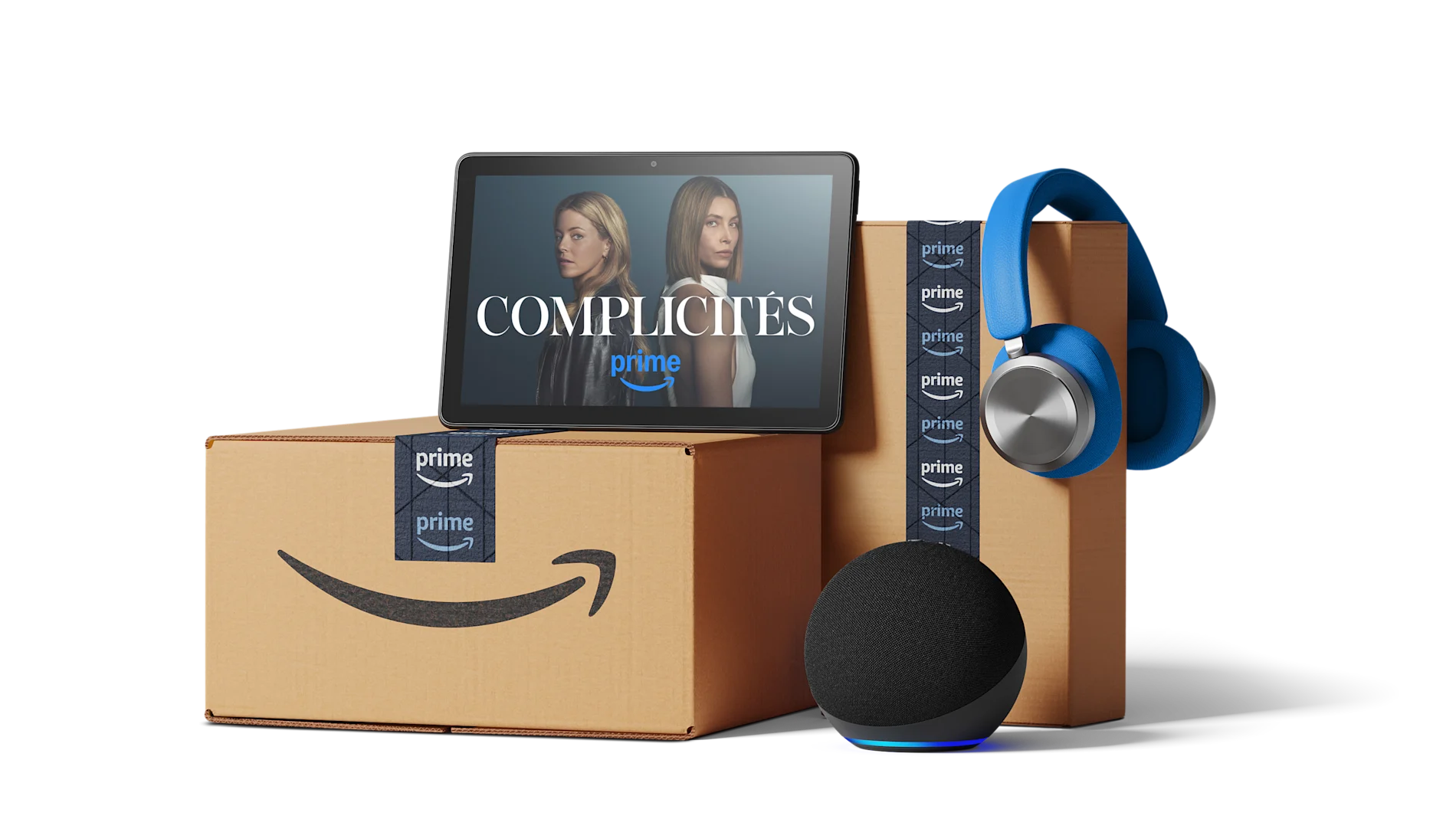 Des boîtes d'expédition Amazon Prime, des écouteurs et un écran vidéo sont présentés